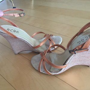 BCBG PARIS GOLD WEDGE LEATHER SANDALS, SZ.7 VERY NICE FEMININE SANDALS